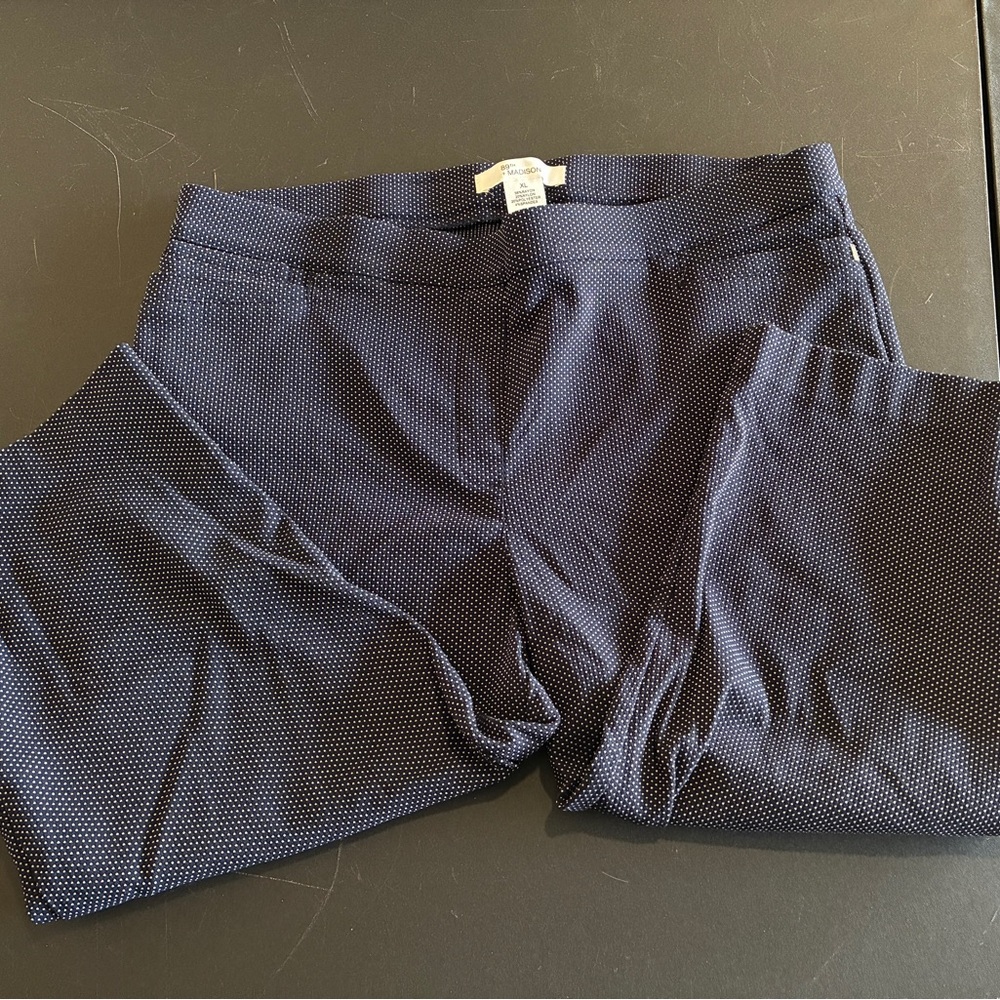 REDUCED!! 89th & Madison Black & White Dotted Patterned Capris